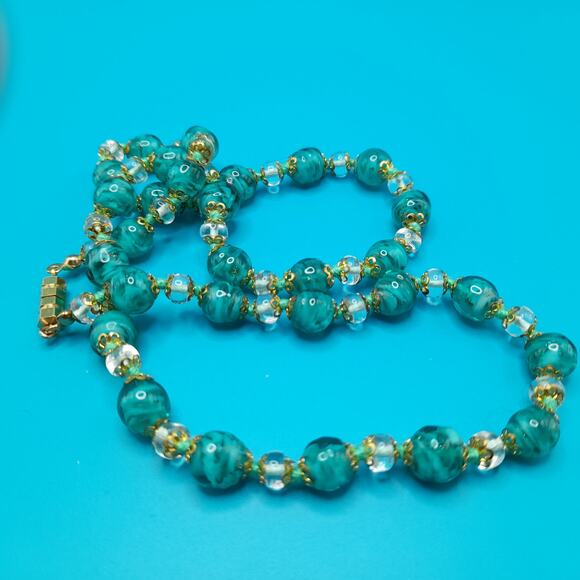 Green Murano Art Glass, Gold Tone Filigree End Caps, Hand-Knotted, Vintage - Picture 3 of 11